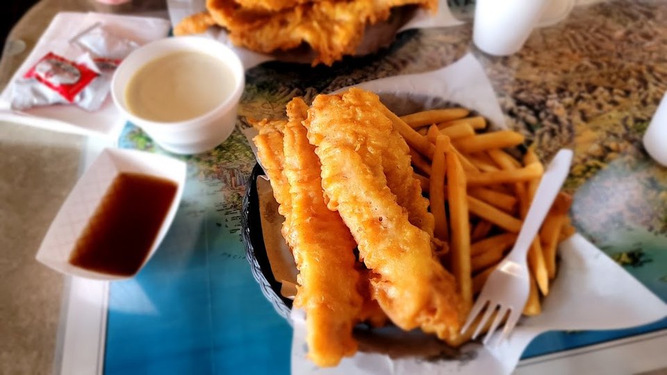 Lunch and dinner menu with seafood baskets.