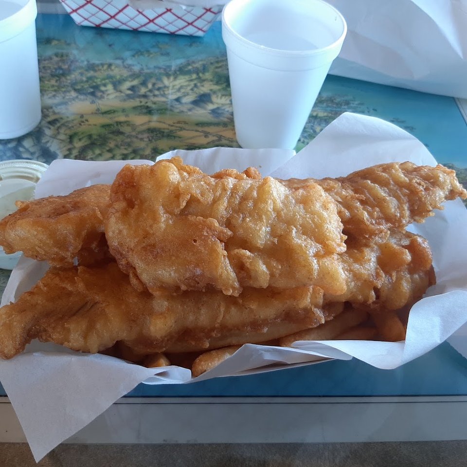 Lunch and dinner menu with seafood baskets.