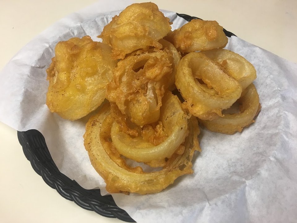 Lunch and dinner menu with seafood baskets.